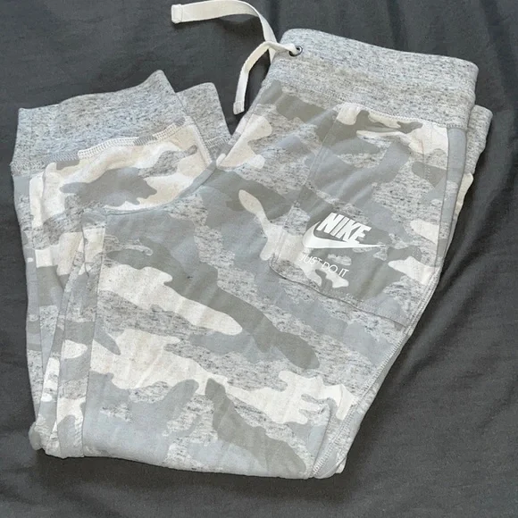 Nike Capris - Picture 1 of 5